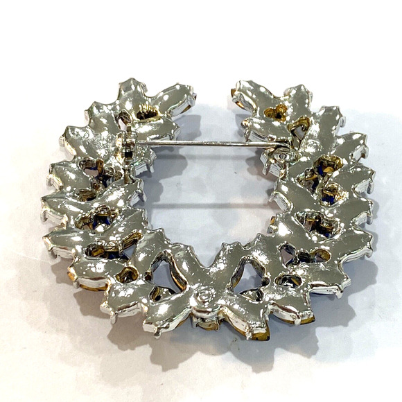Vintage mid century brooch open wreath dark blue rhinestones pin on silvertone - Picture 3 of 5